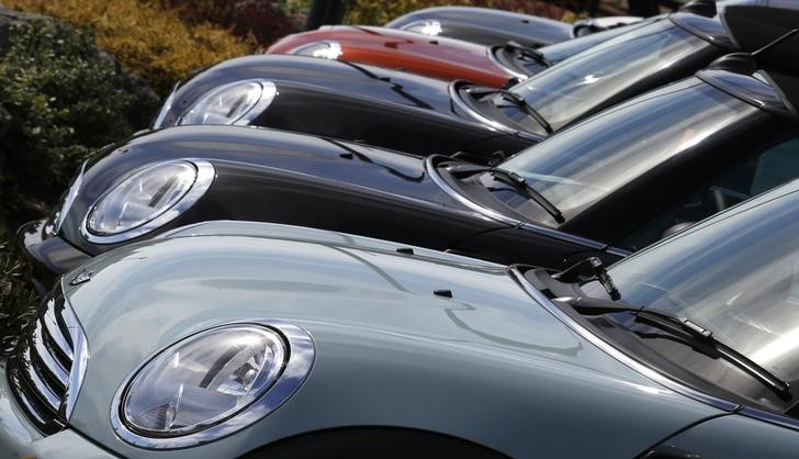 © Reuters. New Mini cars are parked outside a Mini dealership in Brighton in southern England