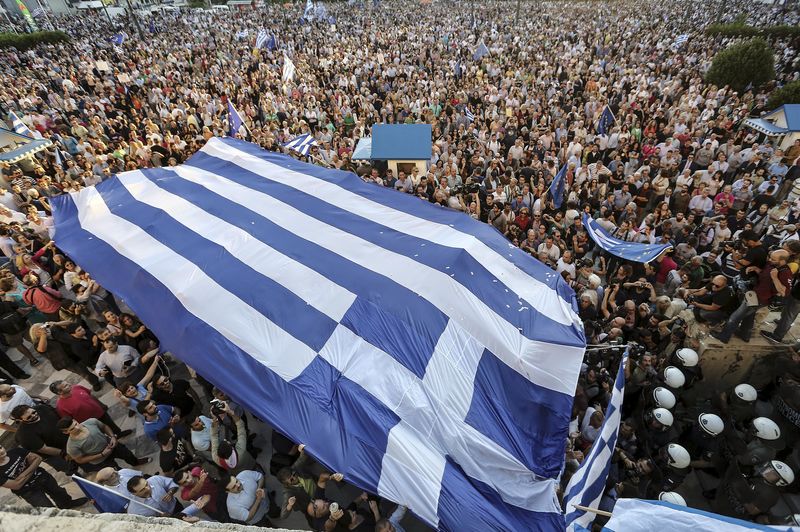 © Reuters. Oferta griega a acreedores se encuentra con reacción furiosa en Grecia