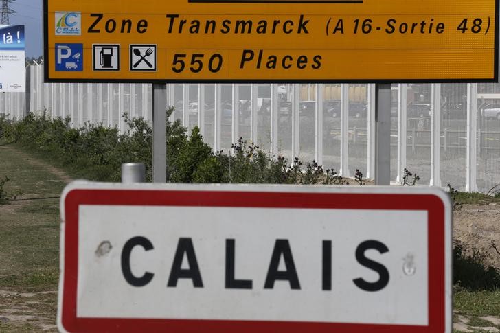 © Reuters. Placa da cidade de Calais, na França