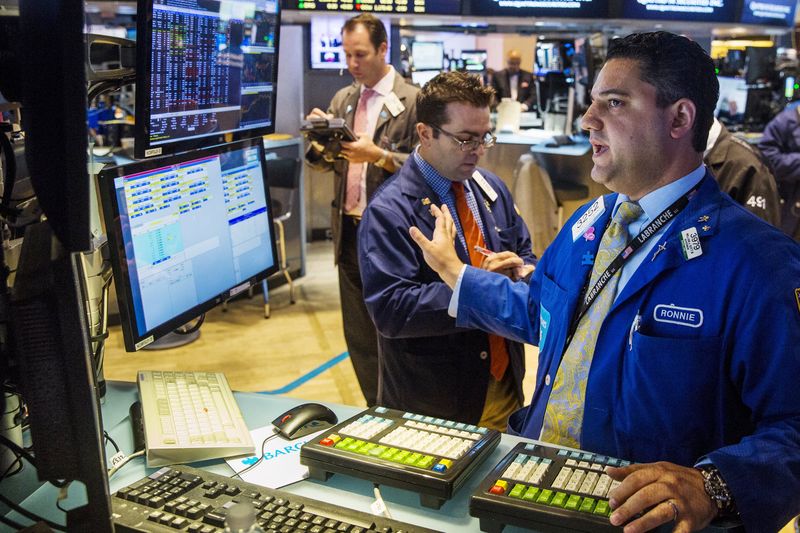 © Reuters. Traders work on the floor of the New York Stock Exchange 