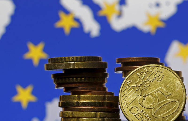 © Reuters. Moedas e bandeira do Euro em fotografia ilustrativa