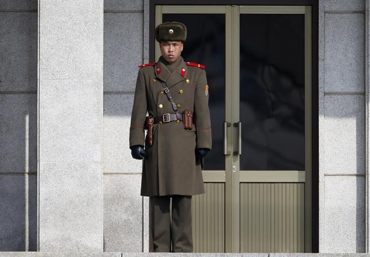 © Reuters. Soldado norte-coreano olha para o sul, em Panmunjom