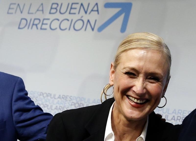 © Reuters. Cifuentes plantea bajar impuestos en Madrid en su discurso de investidura