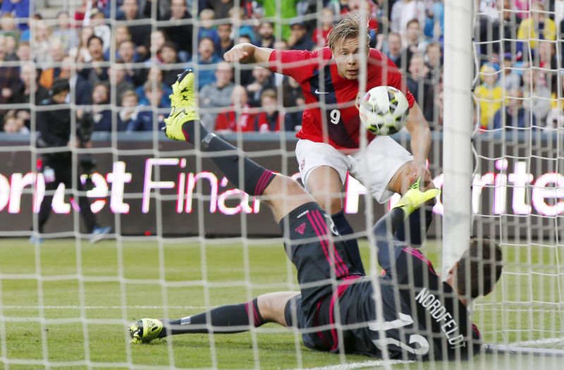 © Reuters. Sweden's goalkeeper Nordfeldt saves a shot from Norway's Soederlund during an international friendly soccer match between Norway and Sweden at Ullevaal Stadium in Oslo