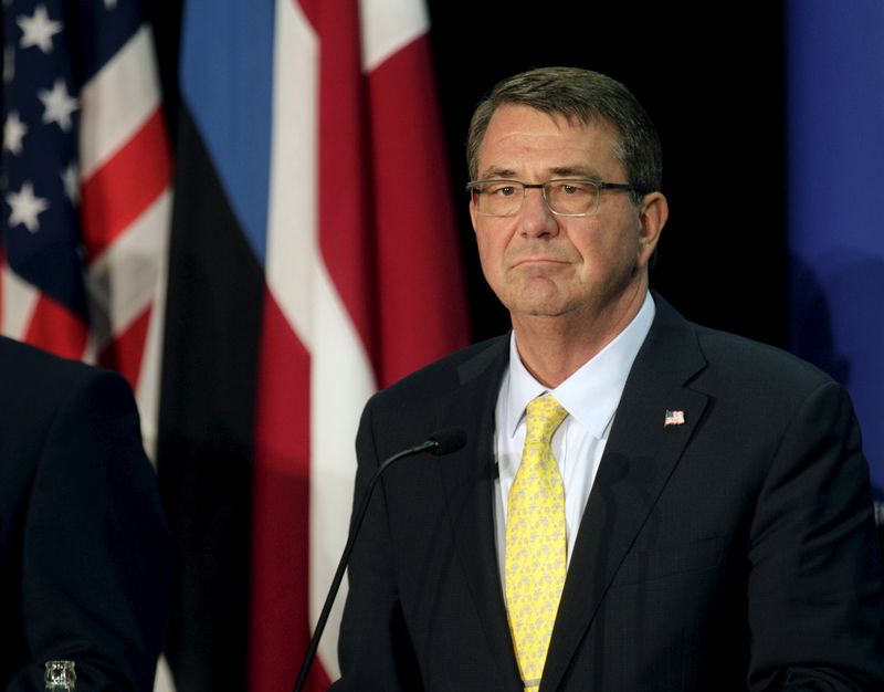 © Reuters. Secretário de Defesa norte-americano, Ash Carter, durante entrevista coletiva em Tallinn