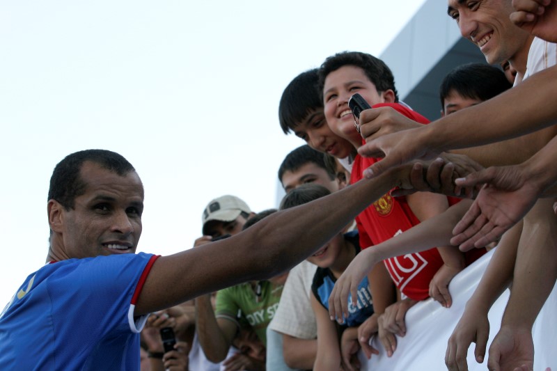 © Reuters. Rivaldo se plantea volver a jugar a los 43 años para ayudar a su club