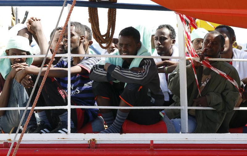 © Reuters. Rescatados más de 2.700 inmigrantes en el Mediterráneo 