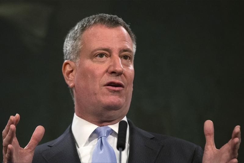 © Reuters. New York City Mayor Bill de Blasio speaks during a news conference at City Hall in the Manhattan borough of New York