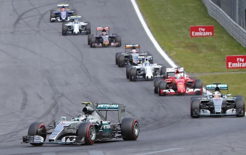 © Reuters. Mercedes driver Rosberg leads the pack during Austrian F1 Grand Prix in Spielberg