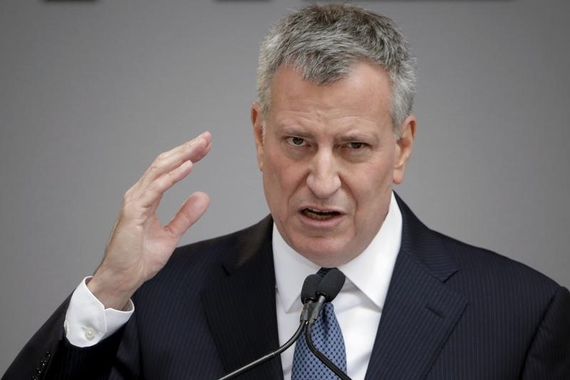 © Reuters. New York City Mayor de Blasio speaks to guests during the Whitney Museum of American Art Dedication Ceremony in New York