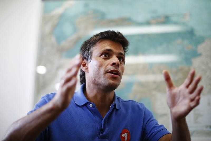 © Reuters. Líder opositor venezuelano Leopoldo López durante entrevista concedida à Reuters