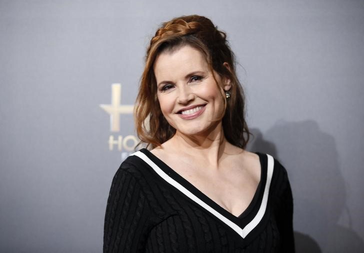 © Reuters. Atriz Geena Davis posa nos bastidores do Hollywood Film Awards