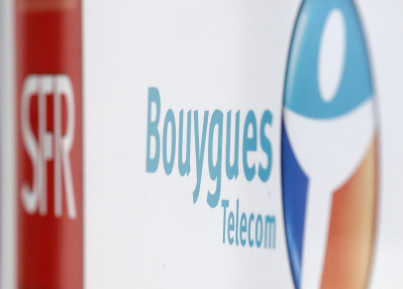 © Reuters. The logos of French telecom operators Bouygues Telecom and SFR are seen on a mobile phone store front in Paris