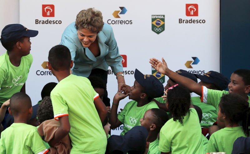 © Reuters. Presidente Dilma Rousseff cumprimenta crianças durante cerimônia de comemoração do Dia Olímpico, no Rio de Janeiro