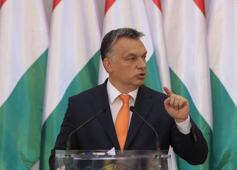 © Reuters. Hungarian Prime Minister Orban gestures during his state-of-the-nation speech in Budapest