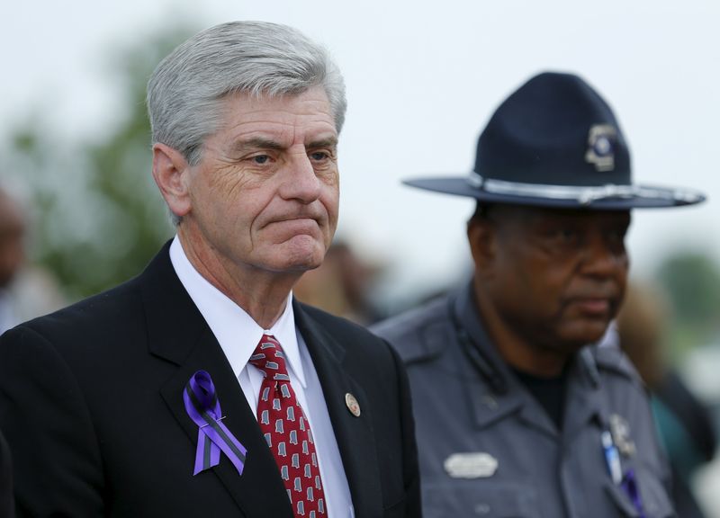 © Reuters. Mississippi, Governor Phil Bryant arrives to attend B.B. King's funeral in Indianola, Mississippi 