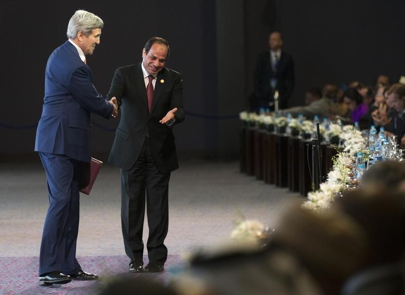 © Reuters. U.S. Secretary of State Kerry is thanked by Egyptian President Sisi after speaking at the Egypt Economic Development Conference in Sharm el-Sheikh