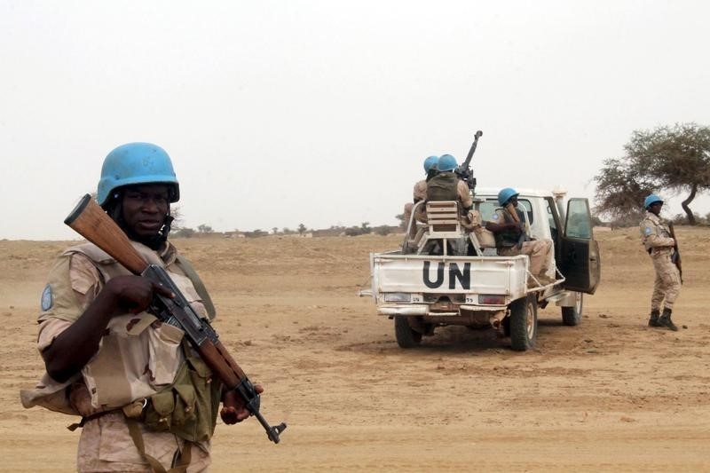 © Reuters. UN peacekeepers stand guard in the northern town of Kouroume