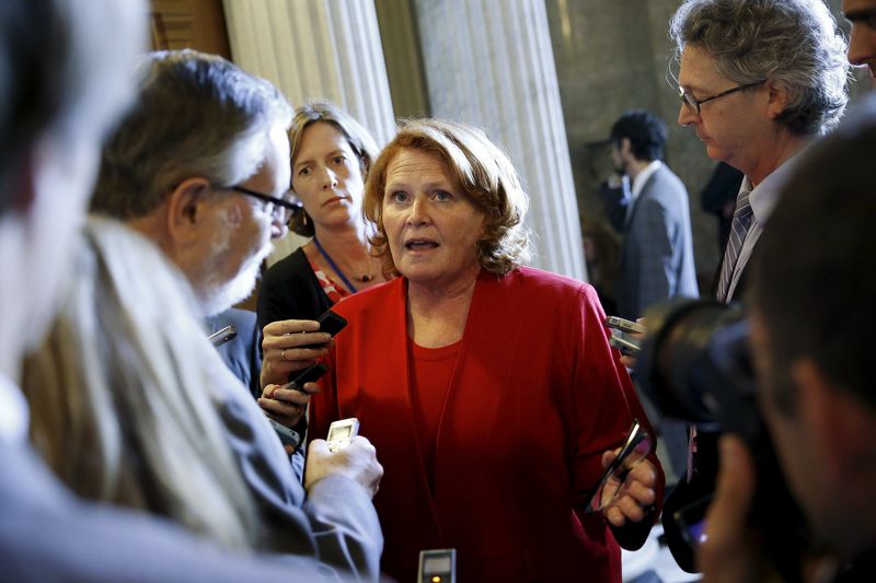 © Reuters. Heitkamp speaks with reporters after the weekly party caucus luncheons at the U.S. Capitol in Washington 