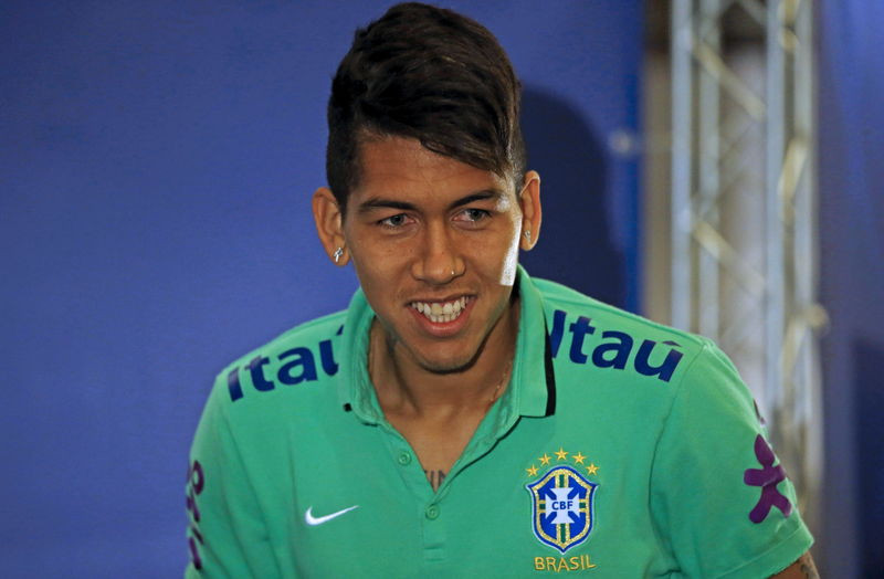 © Reuters. Atacante Roberto Firmino, da seleção brasileira, chega para entrevista coletiva em Santiago, no Chile