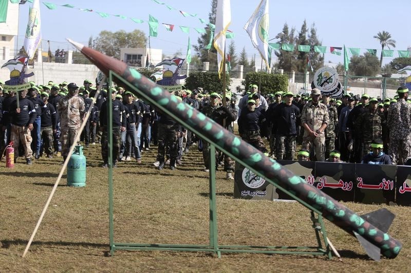 © Reuters. Homemade Hamas rocket is seen as Palestinian youths take part in a military-style graduation ceremony after being trained at one of the Hamas-run Liberation Camps, in Khan Younis