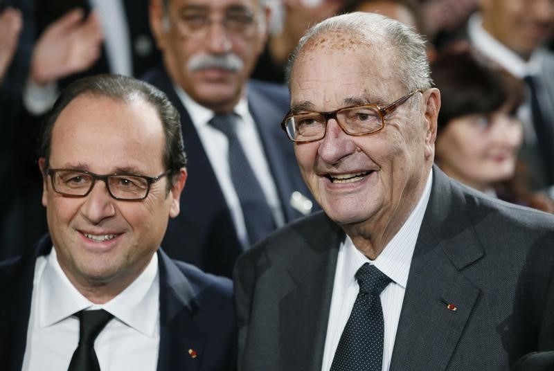© Reuters. French President Francois Hollande and former French President Jacques Chirac pose before attending the award ceremony for the Prix de la Fondation Chirac at the Quai Branly Museum in Paris