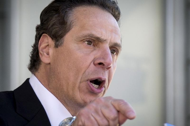 © Reuters. New York Governor Cuomo speaks during a "Raise the Wage" rally in New York