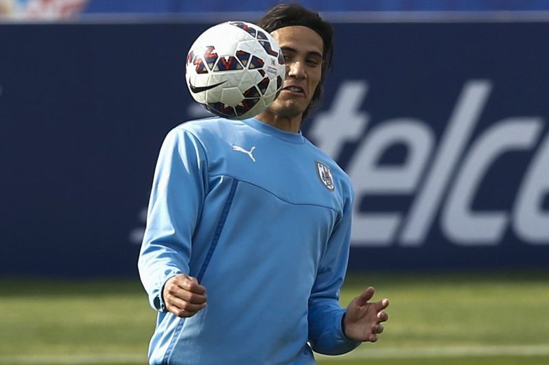 © Reuters. Uruguay's Edinson Cavani controls the ball during a training session at the National Stadium in Santiago