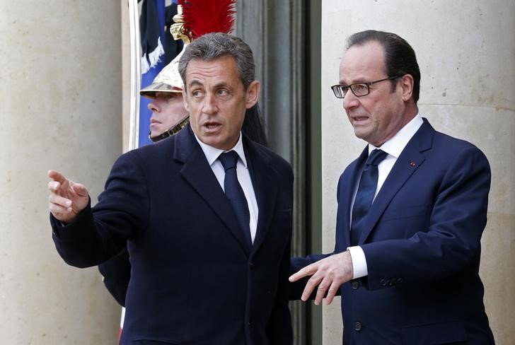 © Reuters. Presidente francês François Hollande recebe ex-presidente Nicolas Sarkozy em Paris