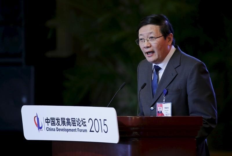 © Reuters. China's Finance Minister Lou Jiwei delivers a speech at China Development Forum in Beijing