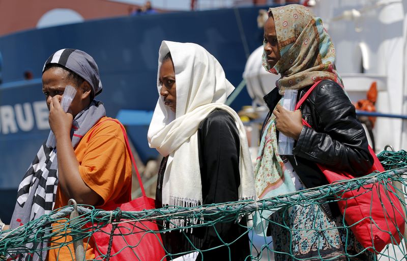 © Reuters. Imigrantes desembarcam em porto siciliano de Pozzallo