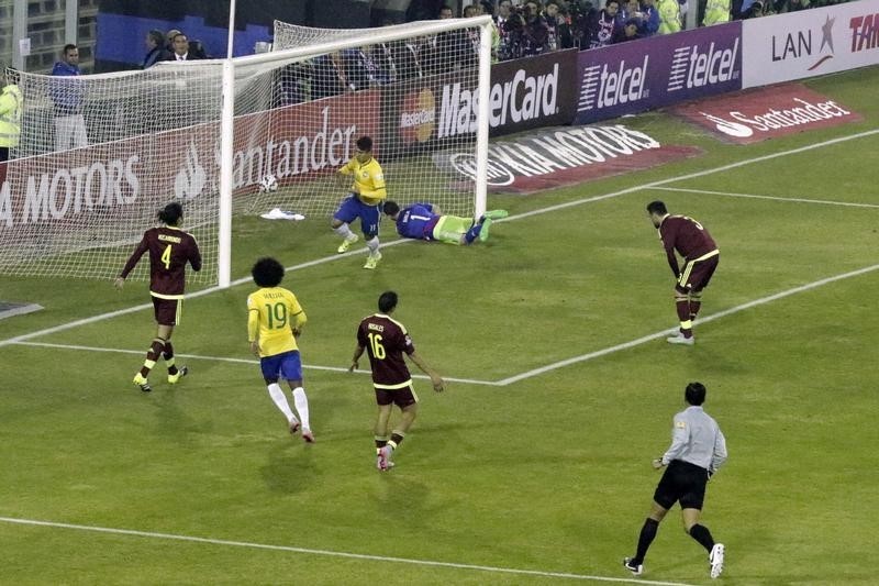 © Reuters. Brazil's Roberto Firmino scores a goal past Venezuela's goalie Baroja during their first round Copa America 2015 soccer match at Estadio Monumental David Arellano in Santiago