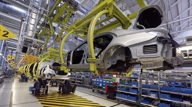 © Reuters. Workers assemble Mercedes-Benz S-class models at their plant in Sindelfingen near Stuttgart