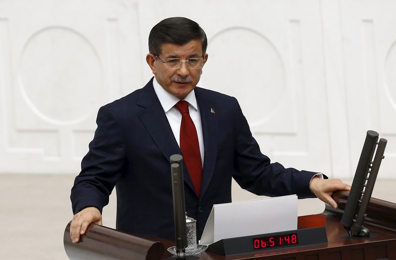 © Reuters. Turkey's Prime Minister and leader of the ruling AK Party Ahmet Davutoglu takes his oath at the Turkish parliament in Ankara