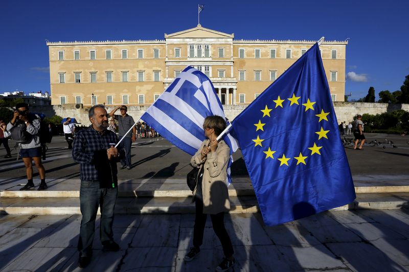 © Reuters. Pro-EU protesters hold a Greek national flag and an EU flag during a rally in front of the parliament building calling on the government to clinch a deal with its international creditors and secure Greece's future in the Eurozone, in Athens