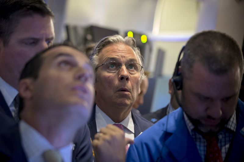 © Reuters. Traders work on the floor of the New York Stock Exchange 