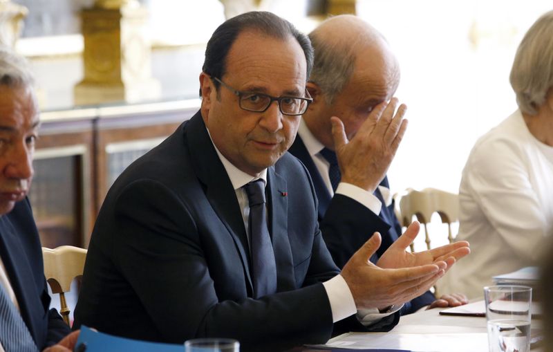 © Reuters. French President Francois Hollande attends a meeting the day after WikiLeaks revelations of US spying on French presidents, at the Elysee Palace in Paris