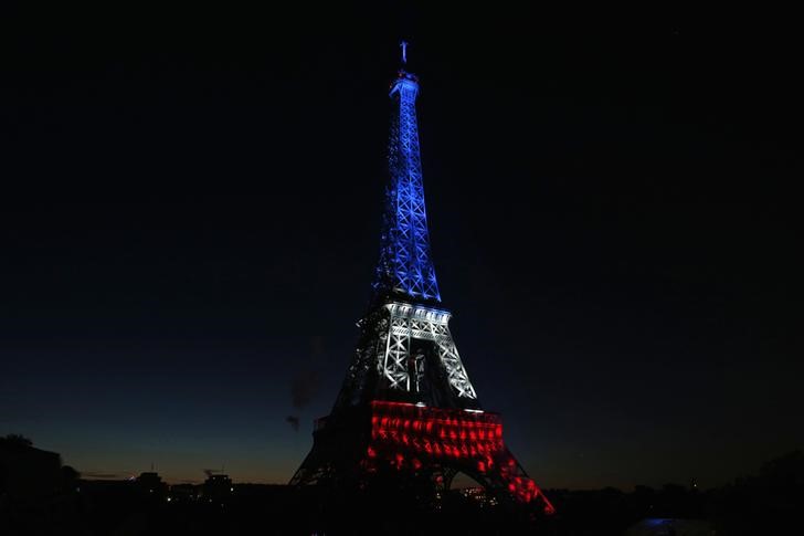 © Reuters. Torre Eiffel iluminada com as cores da bandeira francesa, em Paris