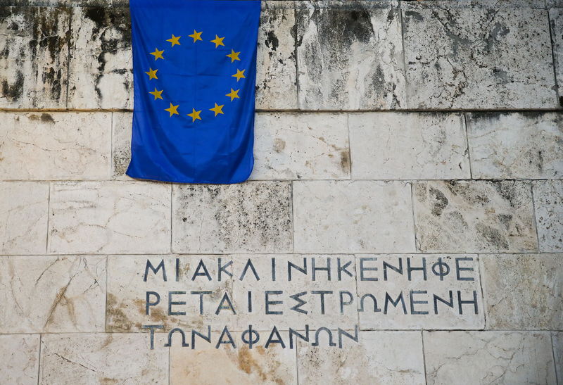 © Reuters. Bandeira da União Europeia no Parlamento grego, em Atenas