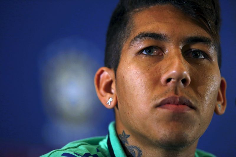 © Reuters. Roberto Firmino durante entrevista coletiva em Santiago, no Chile