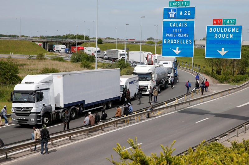 © Reuters. LONDRES ÉTUDIE UN RENFORCEMENT DES MESURES DE SÉCURITÉ AUTOUR DE CALAIS