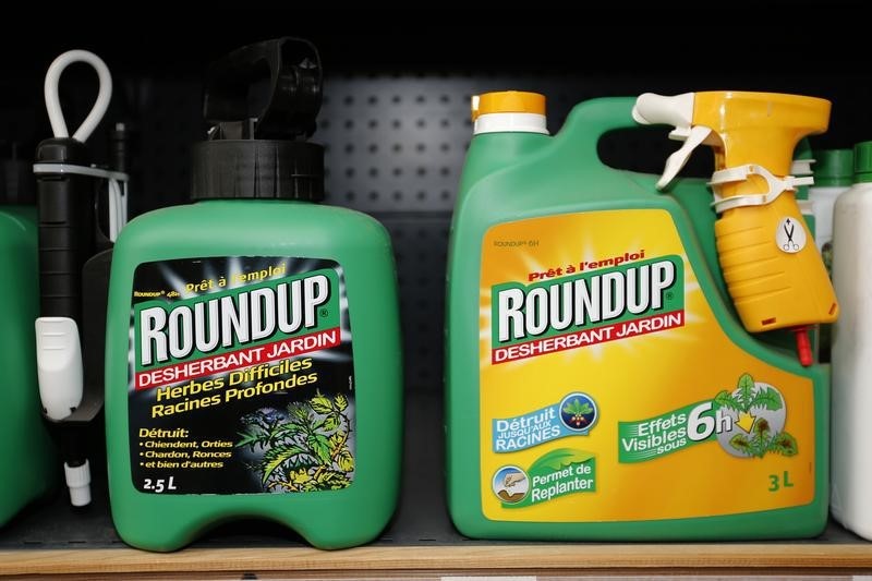 © Reuters. Monsanto's Roundup weedkiller atomizers are displayed for sale at a garden shop at Bonneuil-Sur-Marne near Paris