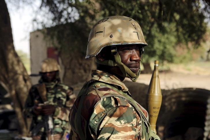 © Reuters. Soldados do Níger de guarda na fronteira com a Nigéria 