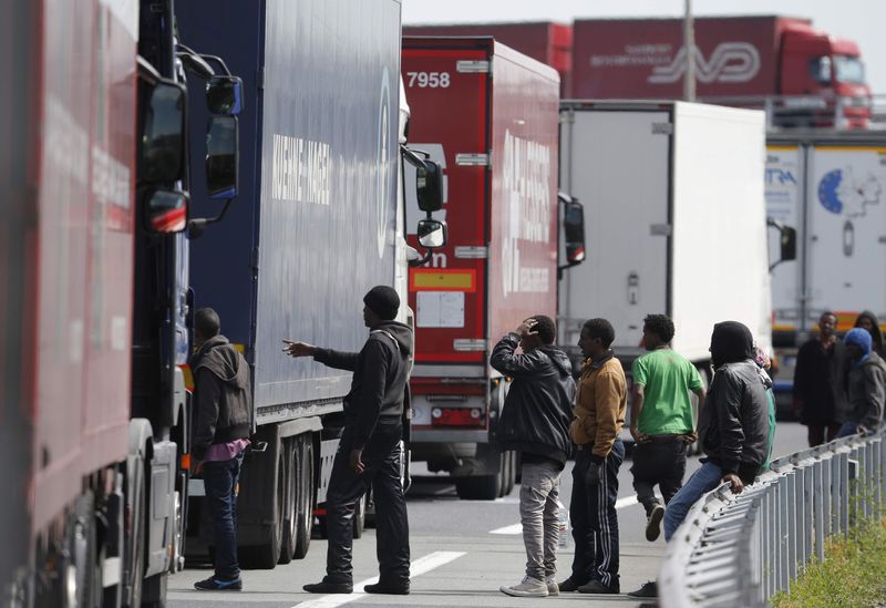 © Reuters. Reino Unido reforzará su frontera en Calais tras entrada masiva de inmigrantes