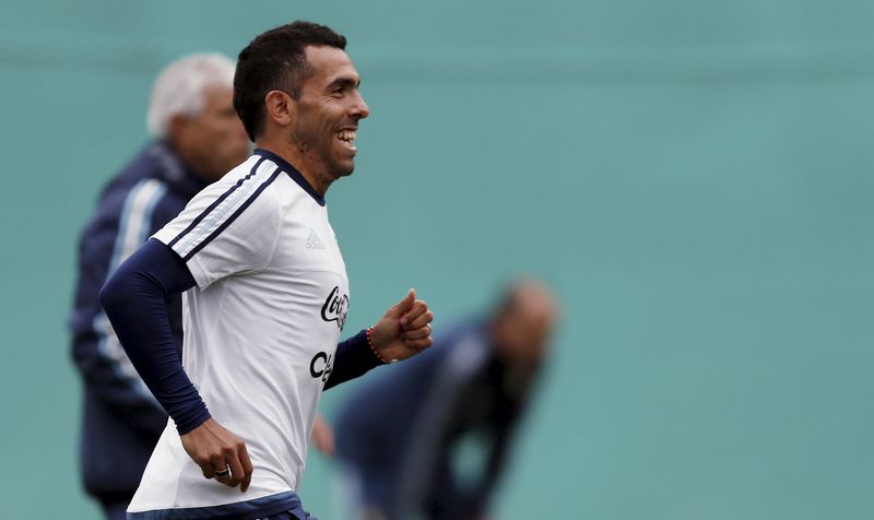 © Reuters. Atacante Carlos Tévez, da seleção argentina, durante treino da equipe em La Serena, no Chile