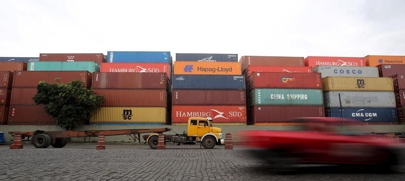 © Reuters. Contêineres em um terminal do porto de Santos