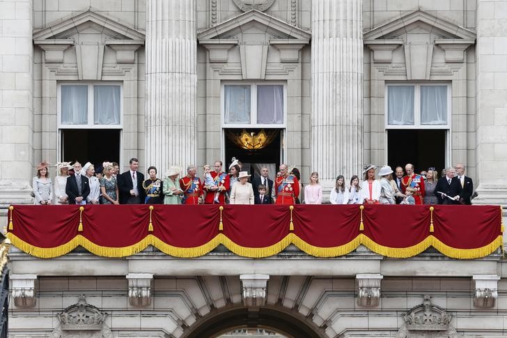 © Reuters. Rainha e outros membros da realeza no Palácio de Buckingham 