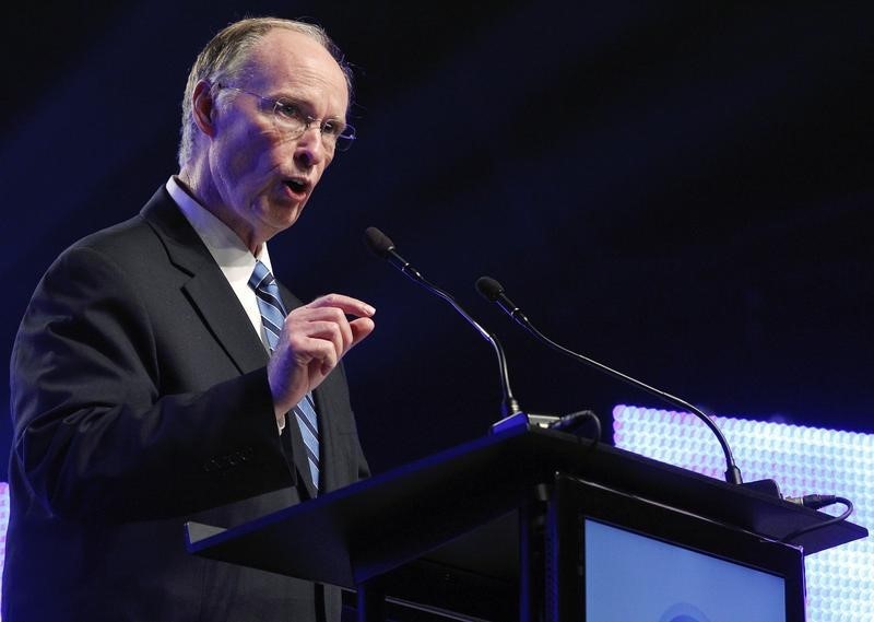 © Reuters. Alabama Governor Robert Bentley speaks during a news conference in Mobile, Alabama