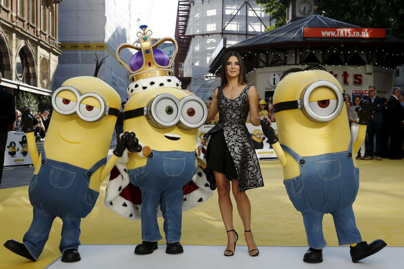 © Reuters. Atriz Sandra Bullock posa com "Minions" durante lançamento do filme em Londres 