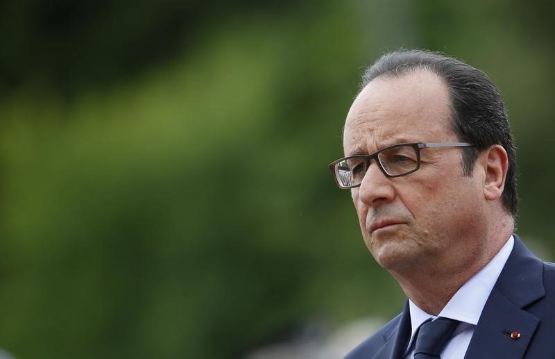 © Reuters. Presidente da França, François Hollande, durante cerimônia em Suresnes